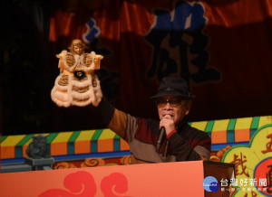 國寶黃俊雄親自操偶發聲。（縣府提供）
