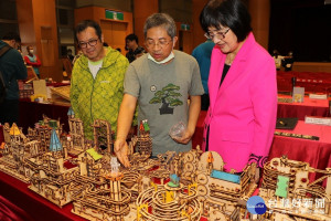 新北市政府和台灣玩具圖書館協會聯合舉辦「金趣咪獎」木育玩具創作競賽，28日於市府大禮堂登場