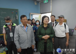 黃司長陳副縣長到同德高中巡視。（縣府提供）