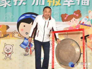 新北市長侯友宜親自出席敲響愛心鑼，感謝許多愛心團體及個人滿滿的支持