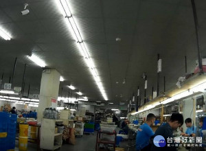 勞工局日前獲報與新北市專勤隊合作查獲，公司以特殊製程為由專案引進移工後，隨即將多達58名移工，分別派遣至其他3間公司接受指揮監督並提供勞務