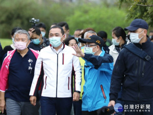 市長侯友宜30日前往第一處專管供應回收水使用示範點「桃子腳國中小」，視察回收水資源再利用狀況