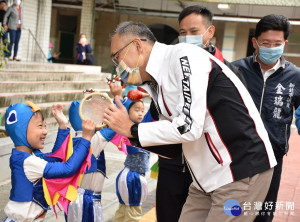 副市長謝政達30日出席中和國小附設幼兒園樹屋共融遊戲場啟用活動