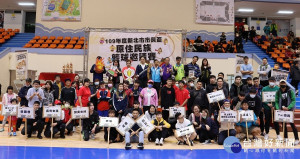 新北市市長盃原住民族籃球邀請賽28日熱鬧開幕後，除有來自新北市，亦有桃園、花蓮、屏東各縣市共14名隊伍以球會友