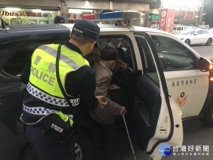 近百歲的老翁獨自搭車外出，卻失去連繫，北港警方獲報予以妥善照料，並協助尋得家人，為民服務的熱忱深獲肯定。