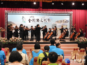 全國語文賽大成國中弦樂團為閉幕典禮演出。（縣府提供）