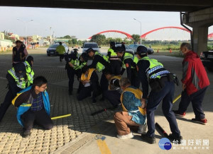 為預防發生聚眾鬥毆情事，北港警分局於牛墟實施快速反應打擊部隊狀況演練，有效掌握控制時機，過程逼真。