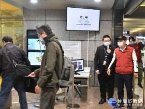 侯友宜1日到板橋車站視察大眾運輸防疫整備狀況，呼籲民眾要依規定配戴口罩 （記者黃村杉攝）