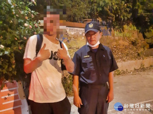 尾寮登山迷航　屏東警、消聯合成功救援（圖／里港分局）　