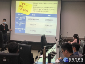 政風室主任林三龍擔任「廉政倫理宣導」講師，透過淺顯易懂，深入淺出的方式講解，讓初任公職的新進人員理解圖利與便民的分際。