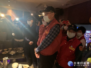 副市長謝政達帶隊對於轄內營業處所加強防疫及消防安檢稽查，同時宣導民眾防疫措施，避免民眾因群聚而成為防疫破口