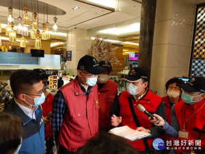 副市長謝政達1日晚間率警察局、消防局、衛生局、工務局、經發局等組成的公安聯合稽查小組執行聯合稽查