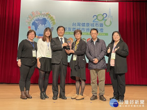 衛生局高齡及長期照顧科獲高齡友善城市-無礙獎，由高淑真副局長(右三)帶隊前往領獎