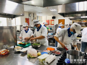 南開科大餐飲管理系同學分組推低GI餐盒。（南開提供）