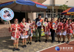 北港警分局配合僑美國小校慶園遊會，前進校園宣導反詐騙、安居緝毒專案等預防犯罪觀念，寓教於樂，獲得熱烈迴響。