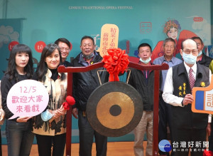 文化局副局長于玟、林口區長藍品畯、竹林山觀音寺董事長黃火旺及醒吾科大副校長鍾志明等出席2020年新北市林口子弟戲宣傳記者會 （記者黃村杉攝）