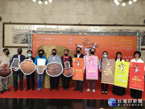 陳副縣長林局長等歡迎大家參訪竹博覽會。（記者扶小萍攝）