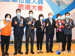 新北市長侯友宜頒獎表揚績優地政單位暨人員