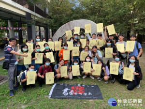 國立臺灣藝術大學30餘位書畫藝術學系師生到榮家替失智長者畫像