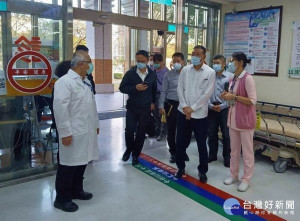 雲林縣警察局長朱宗泰率隊前往台大及成大醫院雲林分院急診室，向醫護人員加油打氣，並指導急診室相關安全設施，避免急診暴力事件發生。