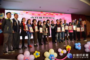 南投縣老人與婦女大學一同舉辦結業典禮。（縣府提供）