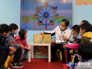 吳明機副市長說故事，帶領學生召喚出「AR行動劇場」，感受用5G技術帶來閱讀的新體驗 