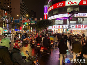 針對台灣機車路權促進會號召以機車持續繞行待轉區的方式，表達全面取消禁行機車和兩段式左轉的訴求，警察局除加強周邊道路交通疏導外，並依相關法令嚴正執法