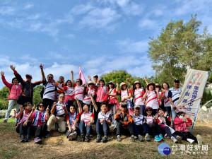 家教中心志工到漳和步道健行。