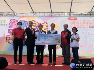 林縣長代表捐出200萬元給南投家扶。（記者扶小萍攝）