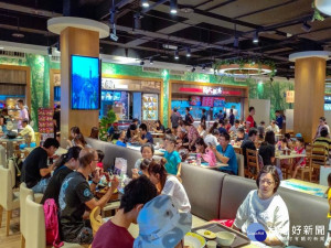 

受疫情影響不能出國，但麗寶Outlet Mall營造偽出國的歐洲渡假氛圍，搶進連續十一年榮獲米其林一星肯定的（添好運），消費旅客擁擠，體驗品嘗異國美味。（記者陳榮昌攝）