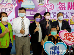 在地企業伸仁紡織捐贈居家智能電動床輔具嘉惠身心障礙朋友，縣長王惠美感謝白董事長的愛心與付出。圖／記者鄧富珍攝

