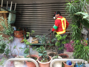 市府已完成個案住家、工作地戶內及周圍半徑50公尺逐戶入內孳清噴消與衛教，及個案住家、工作地戶外周圍半徑200公尺殘效噴灑