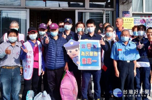 北港警分局結合善願愛心協會舉辦寒冬送暖關懷活動，發放救濟物資給轄區89戶弱勢邊緣戶，分局長顏偉丞到場關心弱勢朋友及感謝志工與員警協助。
