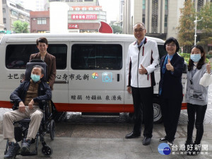 新北市民吳瑤華以父母名義捐贈復康巴士，報父母養育之恩  右3起為副市長謝政達、社會局長張錦麗、交通局副局長林麗珠