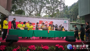 魚池鄉農會茶區學校魚池國中、魚池國小、新城國小等三校學生，參與在日月潭紅茶館前廣場所辦理的茶香·故鄉『封茶』拾憶夢想起飛活動。〈記者吳素珍攝〉