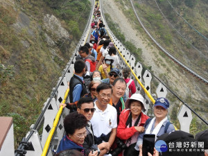 林縣長率隊暢遊雙龍七彩吊橋。