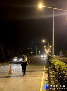 麥寮警方獲報路間燈桿搖搖欲墜，立即趕赴現場交管警戒，並通知相關單位緊急進行修復，維護用路人安全。