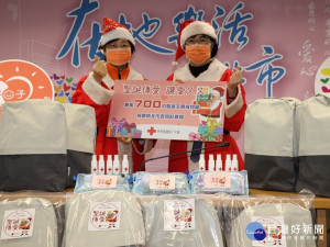 總會長王清峰特別扮成「聖誕婆婆」，9日下午贈送700組背包文具組予新北市政府社會局，將提供給弱勢學童 （記者黃村杉攝）