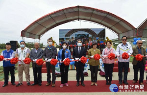 客子厝滯洪池由水利署長賴建信、五河局長張庭華、縣長張麗善、立委蘇治芬等剪綵啟用，有助改善元長、北港地區淹水情形。（記者陳昭宗拍攝）