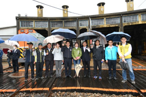 交通部長林佳龍等人現勘全台碩僅存的扇形車庫時對彰化市長林世賢提出的大車站開發計畫表示全力支持。