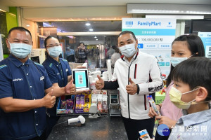市長侯友宜親自出席見證簽約儀式，更化身「侯老師」與學生一起運用智慧教室設備體驗數位學習累積點數及兌換禮物 （記者黃村杉攝）