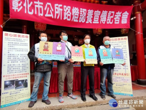 彰化市公所推廣Q版神明圖案路燈認養送光明燈活動，市長林世賢勵大家「多多益善」。圖／記者鄧富珍攝