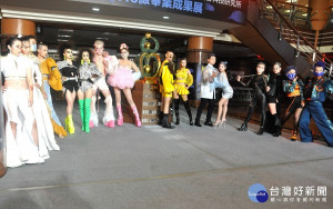受到疫清影響建國科大美容系畢展縮小規模，卻很溫馨。