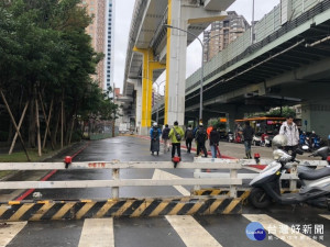 葉元之指巷道位於板橋及中和交界，緊鄰64快速道路及環狀線，靠近三民路與員山路，自從捷運施工後，道路就一直封閉至今。