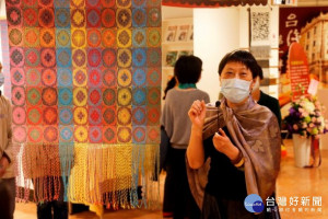 

陳如萍手織創作在大甲裕珍馨三寶文化館展出，作品色彩繽紛的手織，令觀眾讚嘆！（記者陳榮昌攝）

