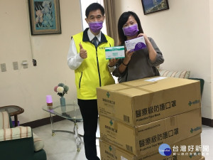  台灣安寧照顧基金會林怡吟執行長特別親赴板橋榮家致贈口罩，板橋榮家主任張長林代表受贈