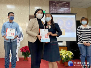 雲林縣警察局秘書科辦事員吳招溢、西螺分局第一組書記蔡佩娟積極推廣線上E化服務，成效卓著，獲縣長張麗善親自頒獎表揚。（記者陳昭宗拍攝）