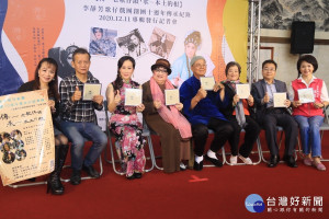 歌仔戲國寶藝師文化局長等都為專輯作推薦。（記者扶小萍攝）
