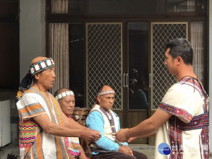 發放獵人證。