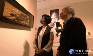 彰化縣長王惠美與施至輝參觀作品。